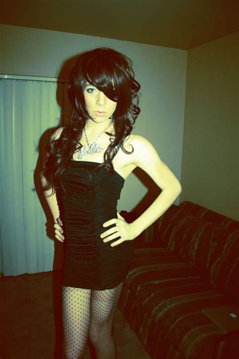 Watch cute sissy webcam .